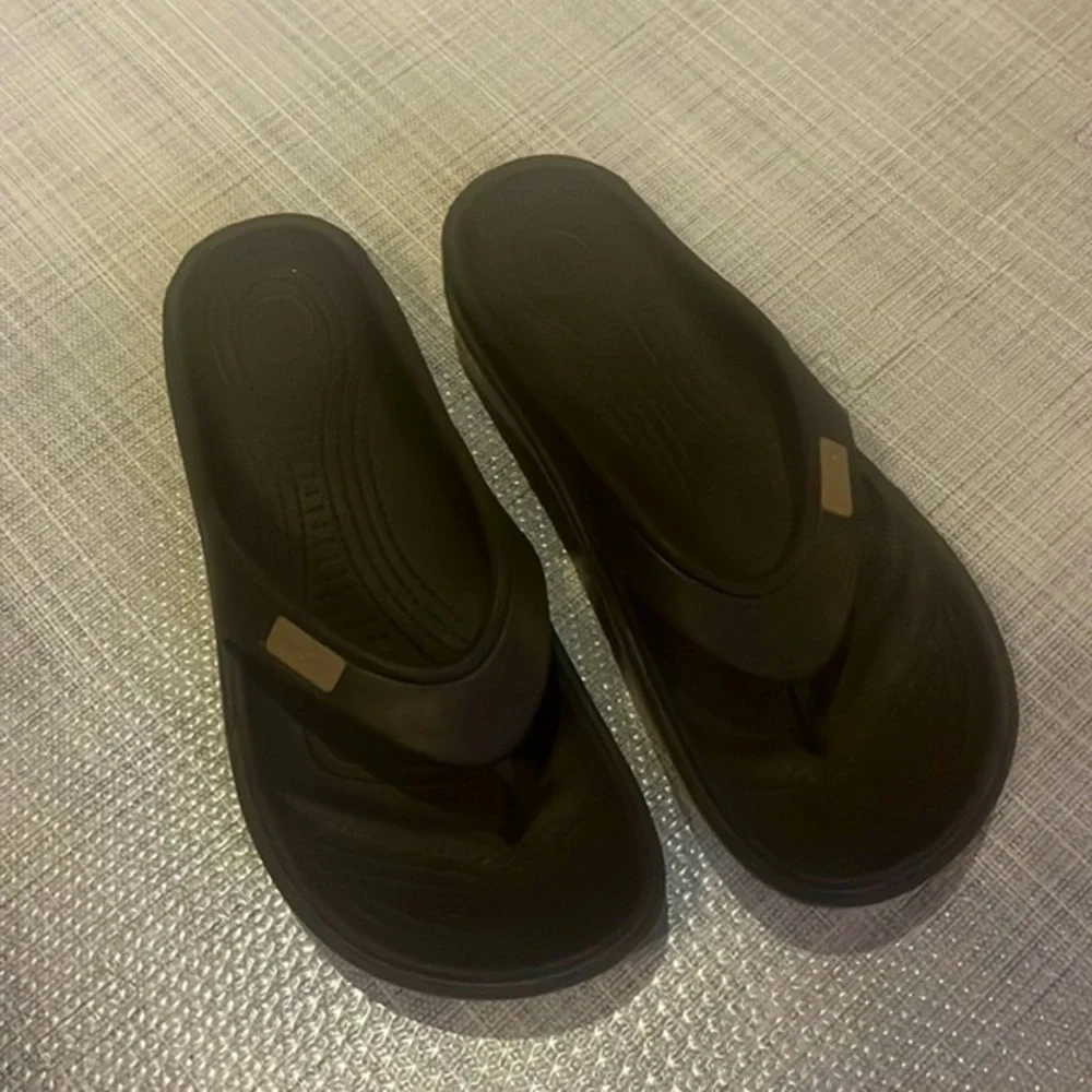 Crocs unisex brown flip-flops Men's 9/Women's 11